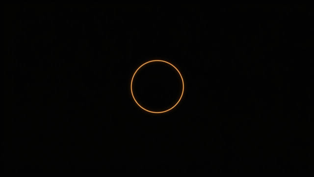 Un Monde Qui S'Illumine Meaning